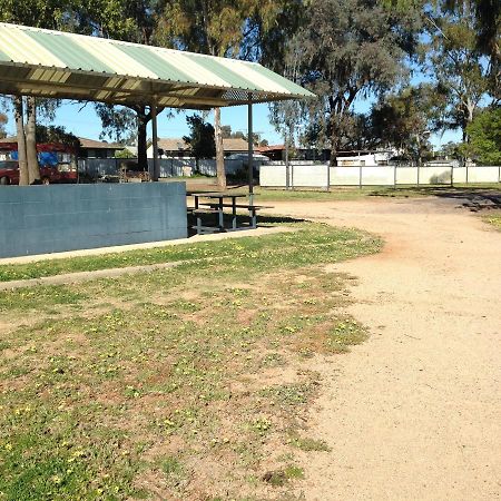 פארקס Newell Hwy Caravan Park מראה חיצוני תמונה