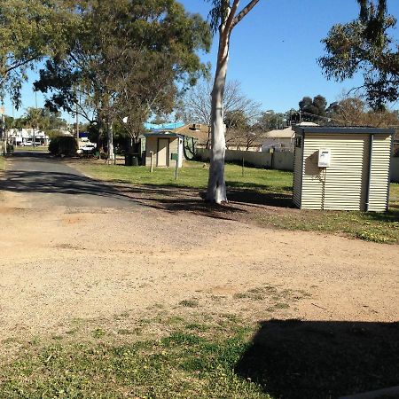 פארקס Newell Hwy Caravan Park מראה חיצוני תמונה