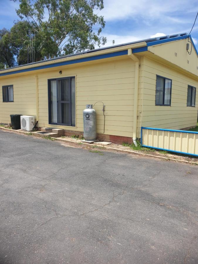 פארקס Newell Hwy Caravan Park מראה חיצוני תמונה