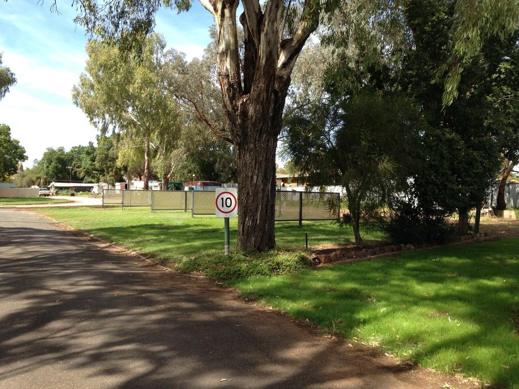 פארקס Newell Hwy Caravan Park מראה חיצוני תמונה