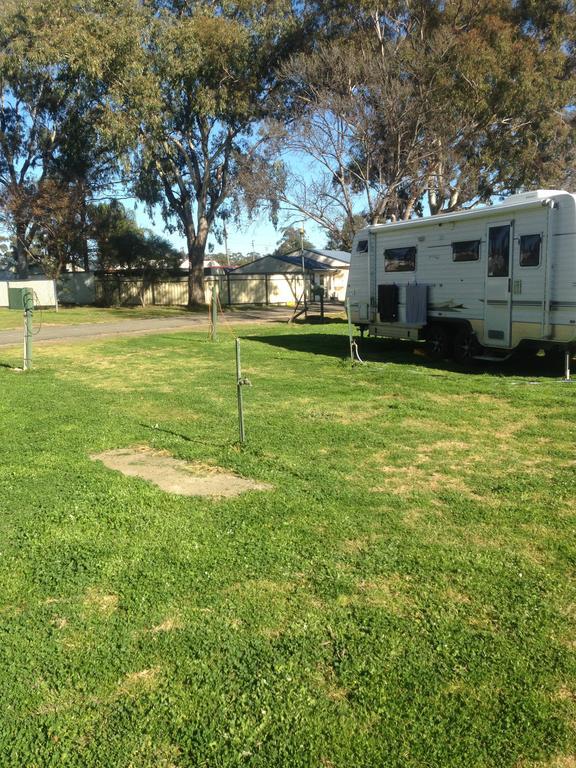 פארקס Newell Hwy Caravan Park מראה חיצוני תמונה