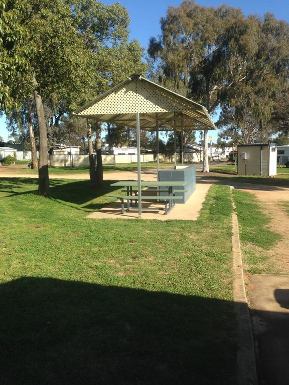 פארקס Newell Hwy Caravan Park מראה חיצוני תמונה