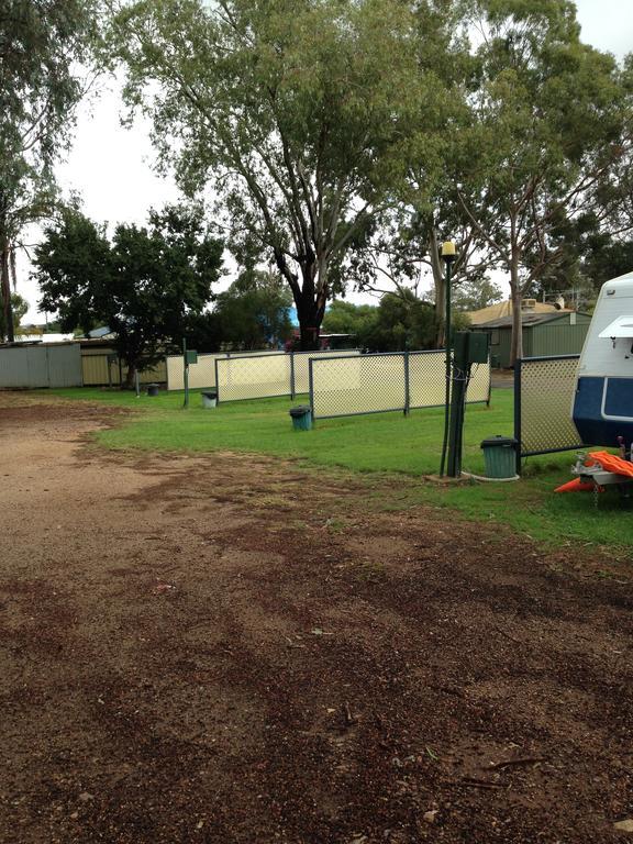 פארקס Newell Hwy Caravan Park מראה חיצוני תמונה