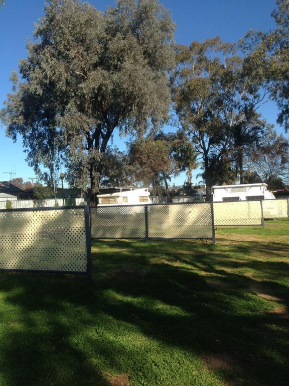 פארקס Newell Hwy Caravan Park מראה חיצוני תמונה