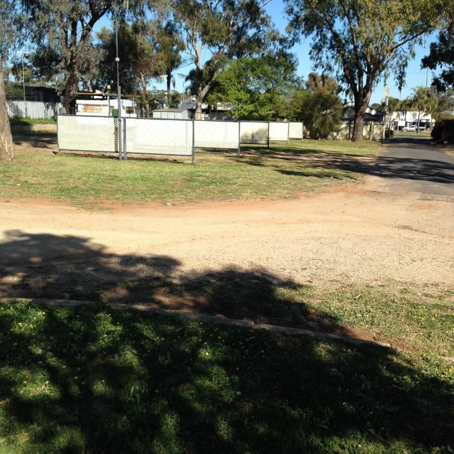 פארקס Newell Hwy Caravan Park מראה חיצוני תמונה