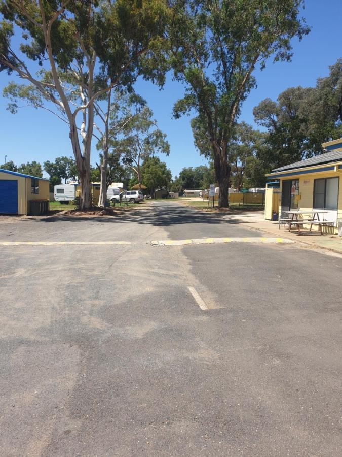 פארקס Newell Hwy Caravan Park מראה חיצוני תמונה