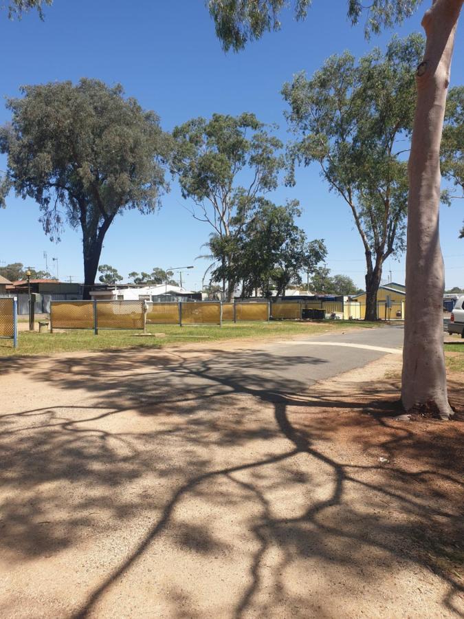 פארקס Newell Hwy Caravan Park מראה חיצוני תמונה