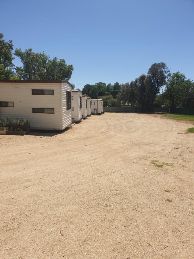 פארקס Newell Hwy Caravan Park מראה חיצוני תמונה